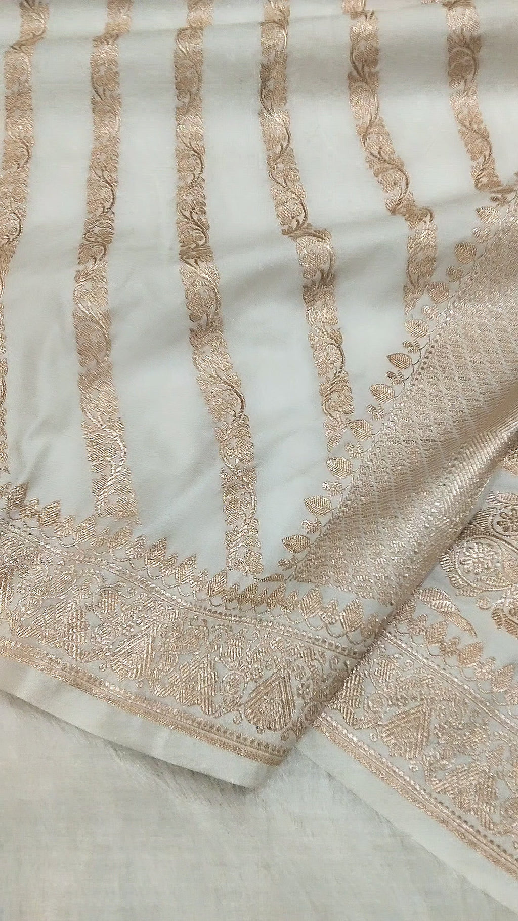 White Colour Banarasi Mashru Silk Saree With Lahariya Design